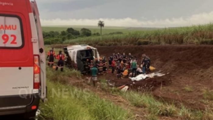 Sobe para 12 o número de mortos em acidente com ônibus neste domingo