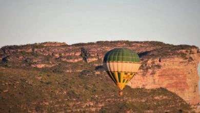 Balão colide contra paredão rochoso em passeio na Chapada; vídeo