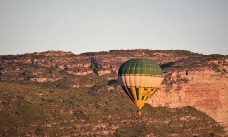 Balão colide contra paredão rochoso em passeio na Chapada; vídeo