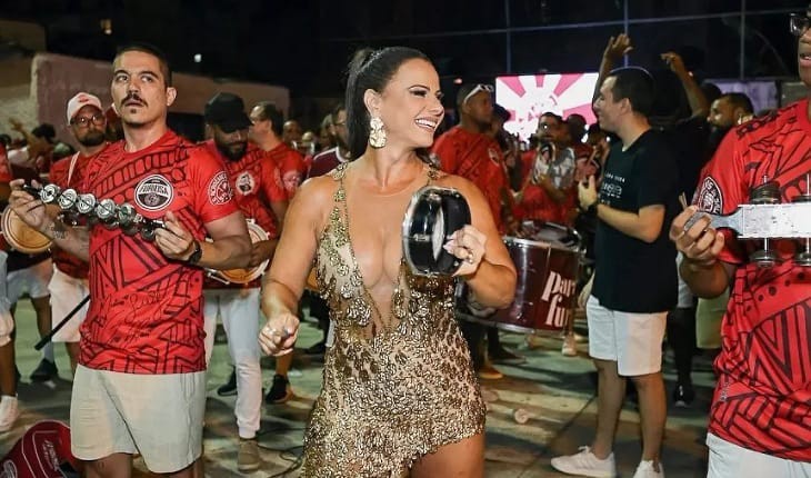 Viviane Araújo encanta a comunidade Salgueirense em ensaio de carnaval de rua, com muito brilho e samba no pé