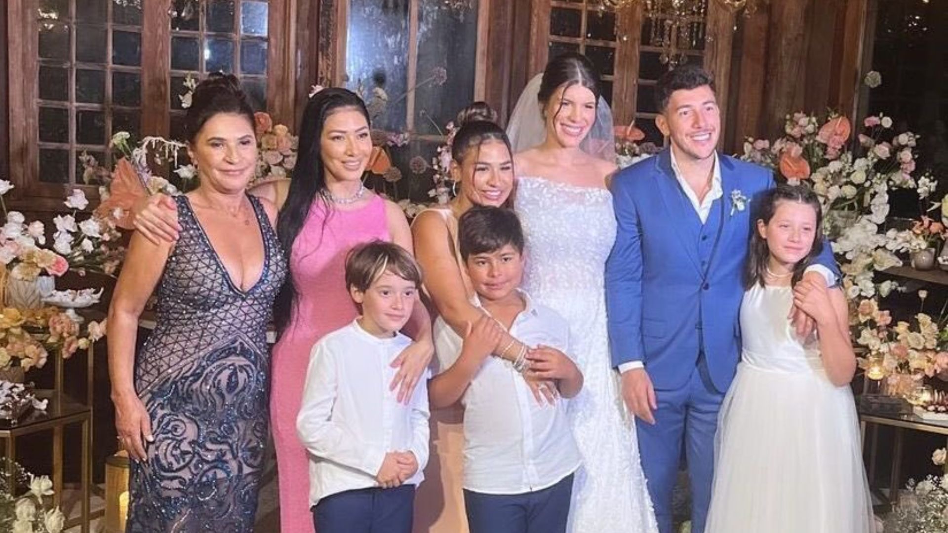 Simone e Simaria posaram junto da família em casamento (Foto: Reprodução/Internet)