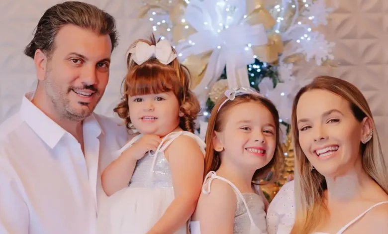 Thaeme celebra amor e família em fotos natalinas encantadoras