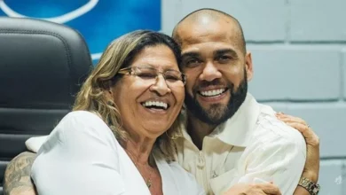 Mãe de Daniel Alves provoca polêmica ao expor rosto de vítima do filho