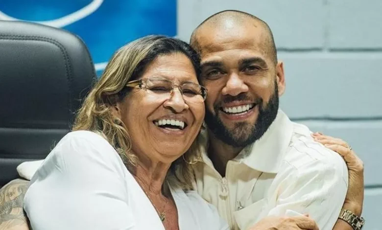 Mãe de Daniel Alves provoca polêmica ao expor rosto de vítima do filho