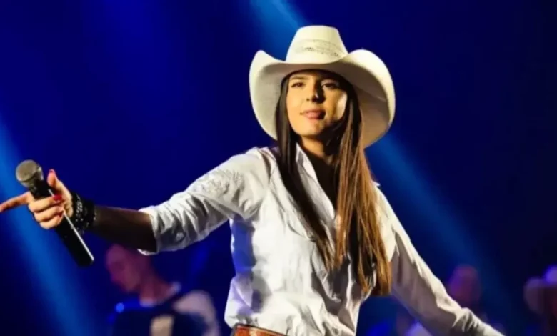 Ana Castela sofre ‘acidente’ ao cantar em bar e leva choque