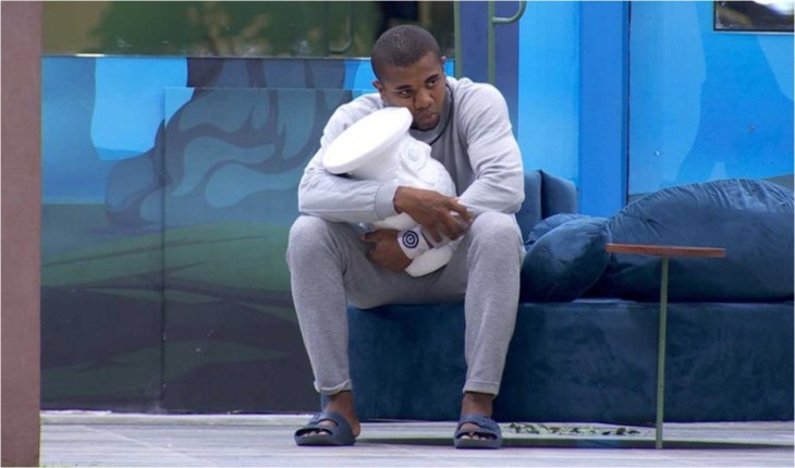 Vídeo: abandonado no BBB24, Davi começa a conversar com vaso e web lembra de Kleber Bambam