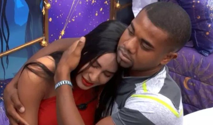 Davi e Isabelle se desentendem em festa do BBB 24, levantando suspeitas de traição: ‘Jogando dos dois lados’