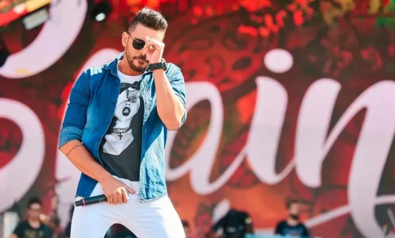 Cantor sertanejo é acusado de ficar nu e ejacular em massagem