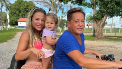 Leonardo posa com Maria Flor e semelhança com a neta choca fãs