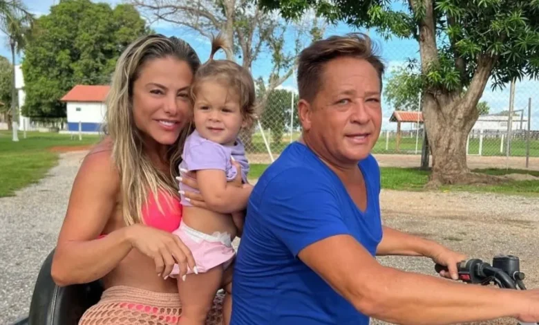 Leonardo posa com Maria Flor e semelhança com a neta choca fãs