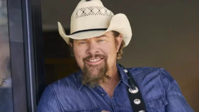 Morre o astro country Toby Keith, aos 62 anos. Saiba a causa!