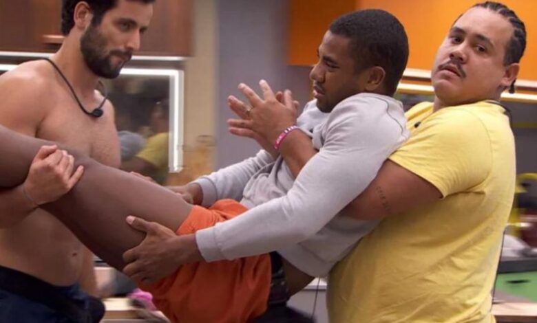 BBB 24: Davi passa mal e precisa ser carregado por Brothers