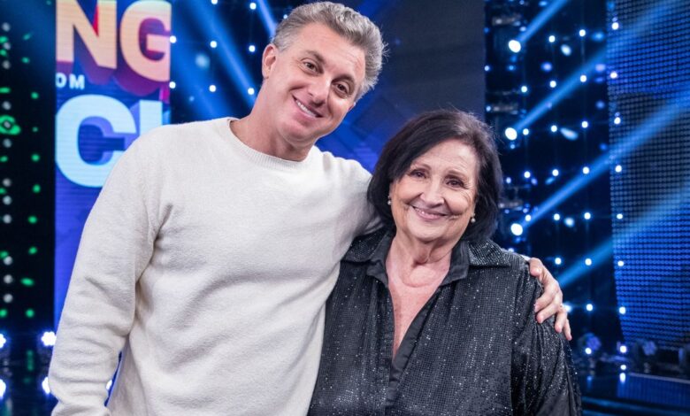 Luciano Huck enaltece Dona Déa no “Domingão” e rebate críticas: “Não aceito desrespeito”