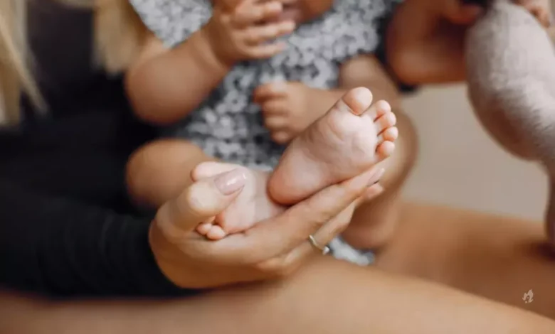 Casal coloca bebê para adoção por “não combinar com a família”