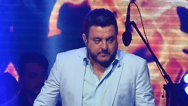 Cantor sertanejo Bruno, foge dos repórteres após sair de delegacia (Foto: Divulgação)