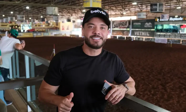 Wesley Safadão marca presença em evento de Três Tambores