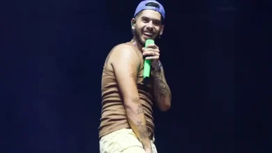 Zé Felipe passa por vexame após sua calça rasgar em show