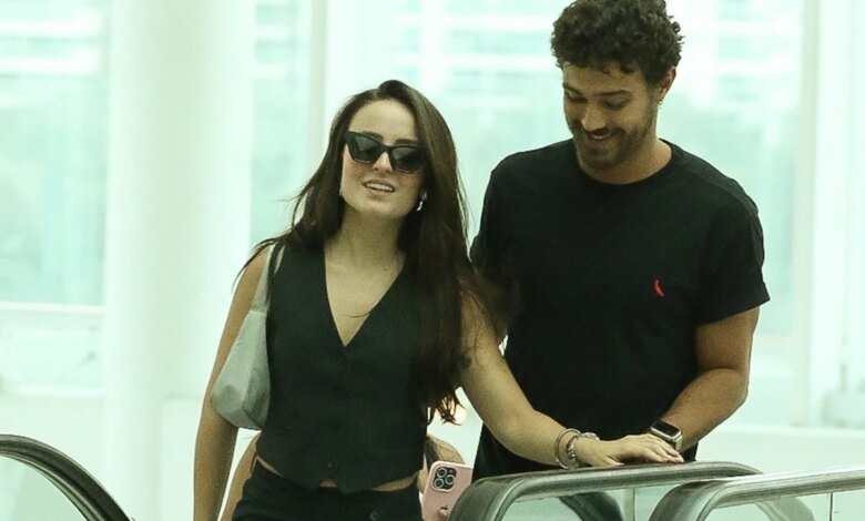 Larissa Manoela vai ao shopping acompanhada do marido e reage ao ser fotografada