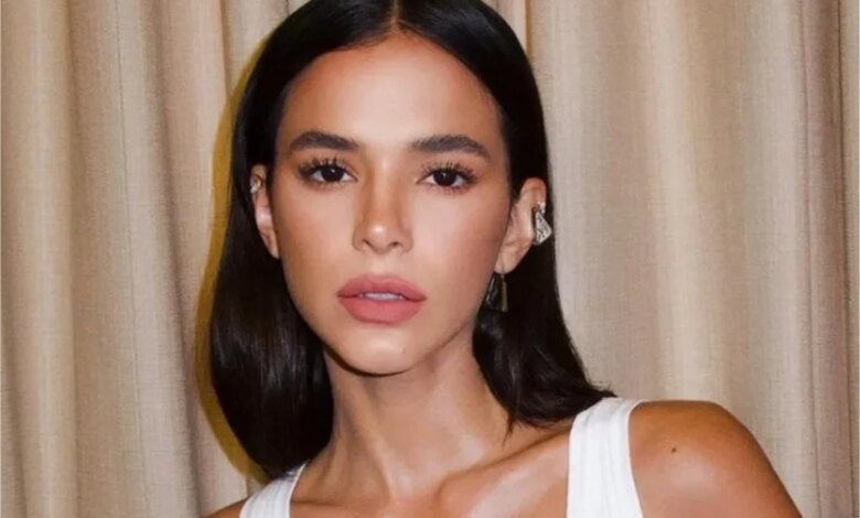 Bruna Marquezine foge ao ser flagrada com famoso e se esquivou dos questionamentos dos jornalistas