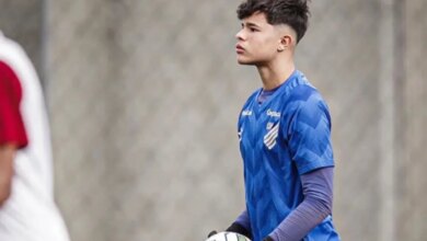 Bruninho, filho do ex-goleiro Bruno, fecha contrato com time carioca e detalhe inesperado vem à tona