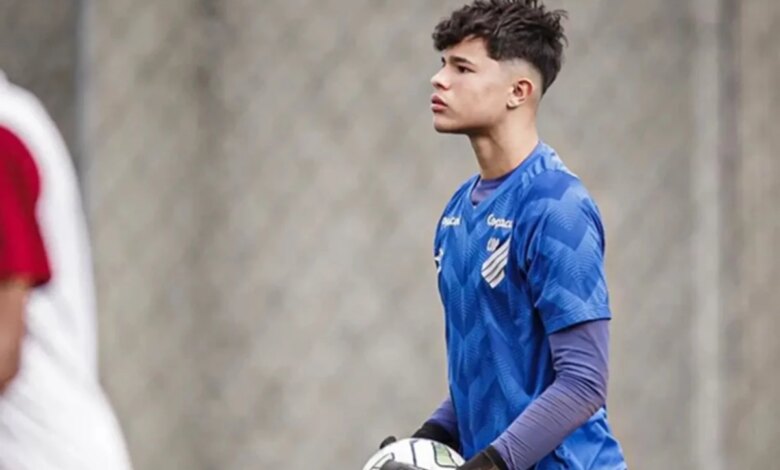 Bruninho, filho do ex-goleiro Bruno, fecha contrato com time carioca e detalhe inesperado vem à tona